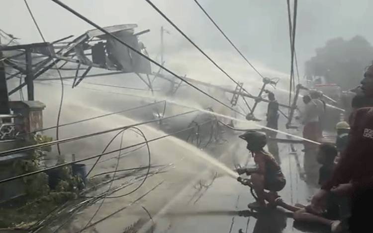 Relawan Damkar Tewas Tersengat Kabel Saat Padamkan Kebakaran di HSU