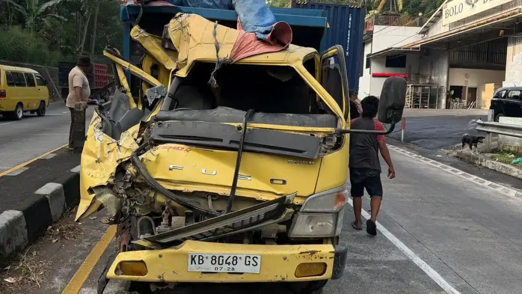 Diduga Kurang Fokus, Truk Fuso Tabrak Truk Parkir di JLS Salatiga