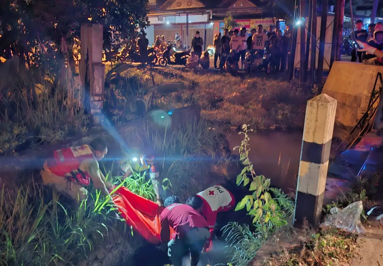 Pengendara Motor Tewas Terpental ke Selokan Usai Tabrakan dengan Truk di Sragen