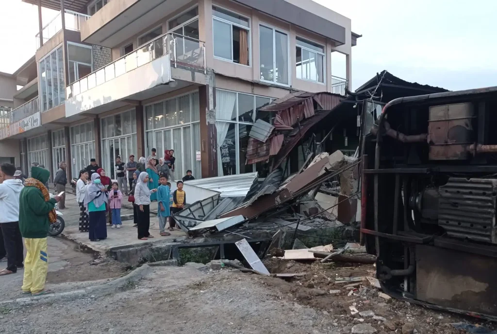 Dua Penumpang Dirawat Usai Bus Rombongan Tabrak Rumah Makan di Karanganyar