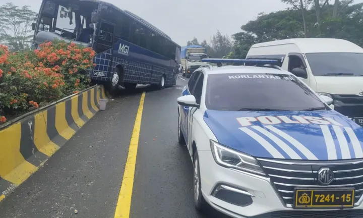 Bus MGI Tabrak Separator di Tol Cipularang, Lalu Lintas Arah Bandung Padat