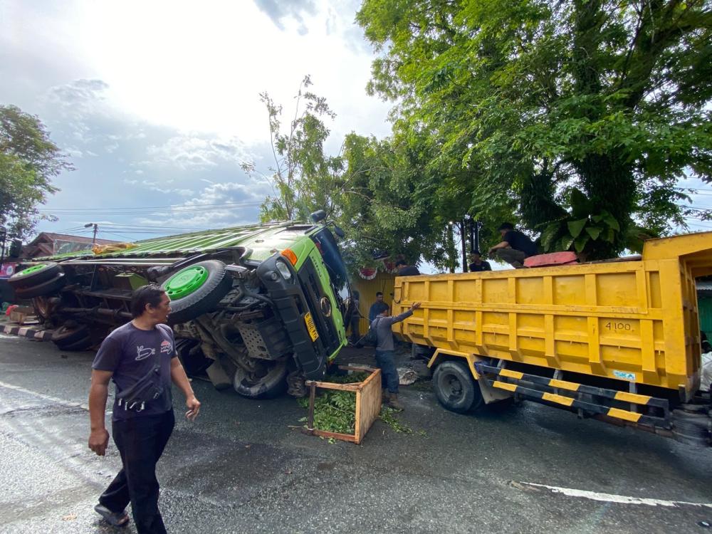 Truk Terguling di Balikpapan, Ruko Hancur Tertimpa Besi Tua