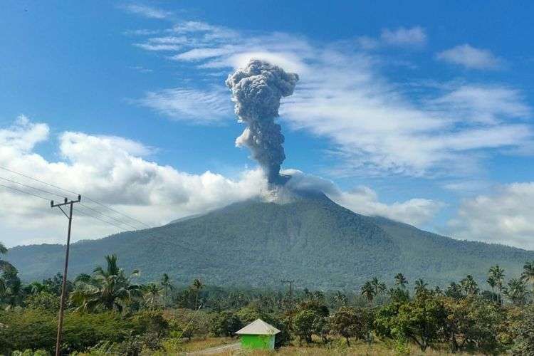 Gunung Lewotobi Tiga Kali Erupsi, Warga Diminta Jauhi Radius 5 Kilometer