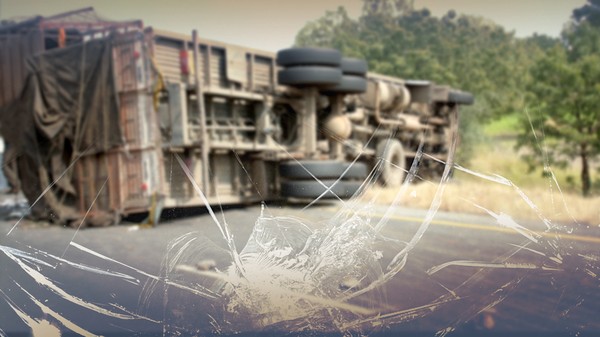 Diduga Kurang Jaga Jarak, Truk Bermuatan Elektronik Terguling di Tol Sumo
