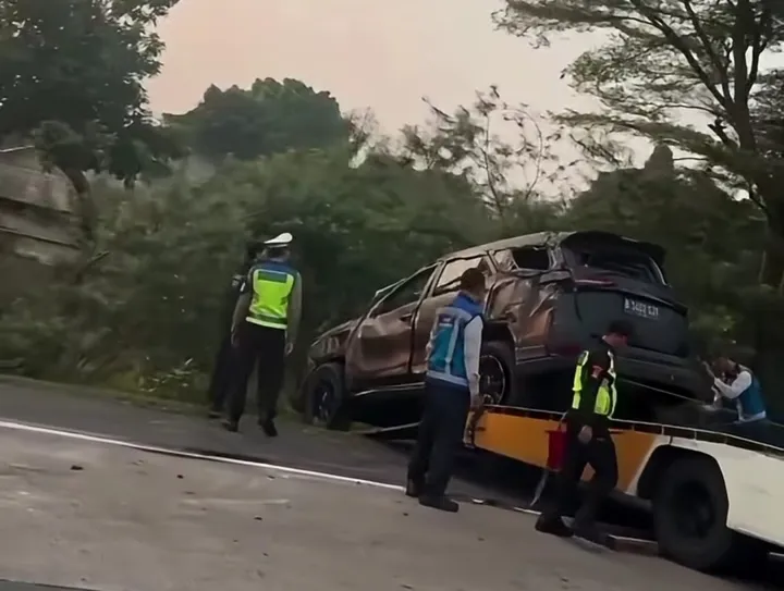 Diduga Microsleep, Toyota Fortuner Terguling di Tol Jagorawi