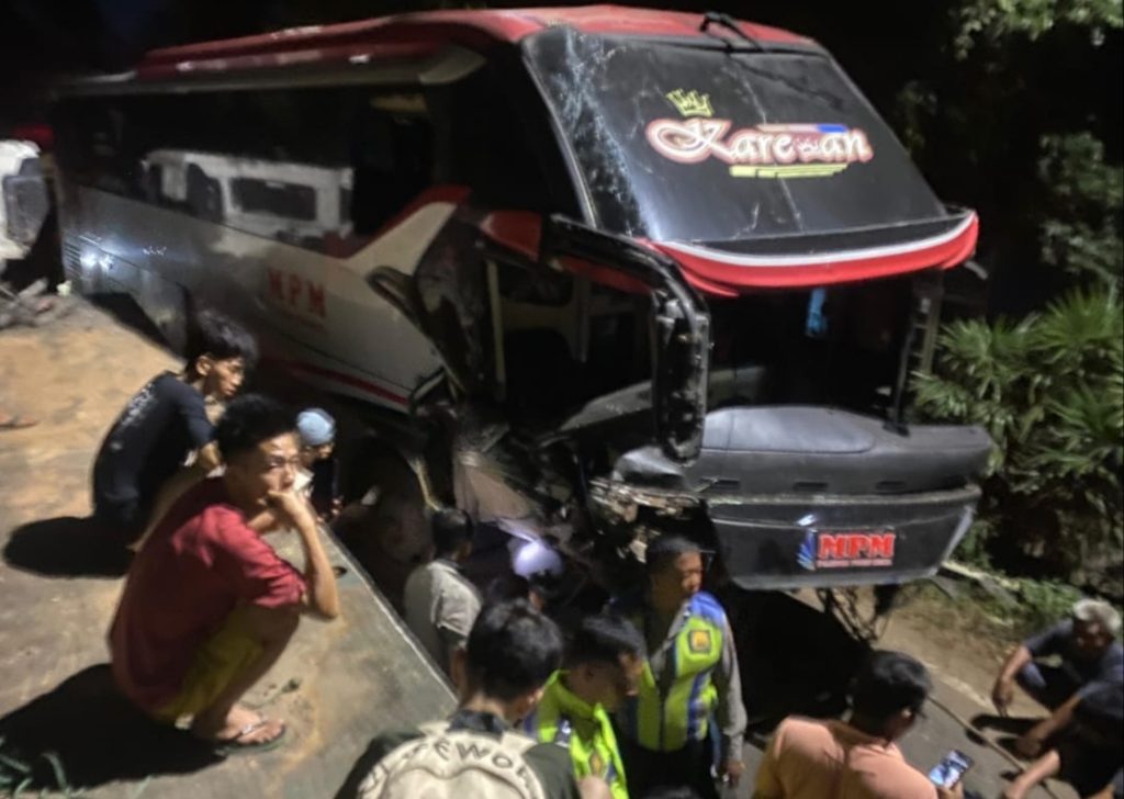 Bus MPM Tabrak Truk Trailer di Banyuasin, Kemacetan Capai 14 Kilometer
