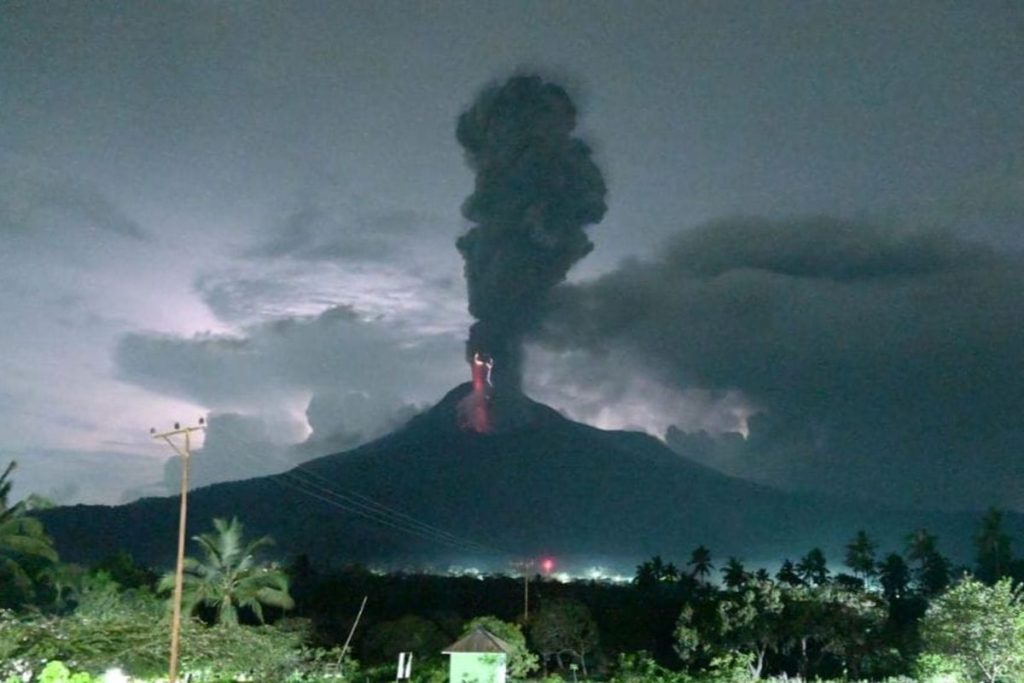 Gunung Lewotobi Meletus 4 Kali, Warga Diminta Jauhi Radius 5 Kilometer