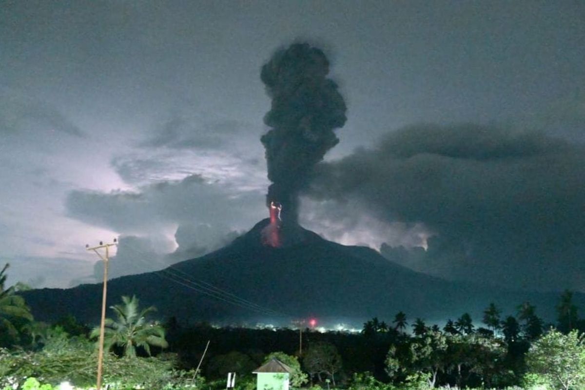 Gunung Lewotobi Meletus 4 Kali, Warga Diminta Jauhi Radius 5 Kilometer