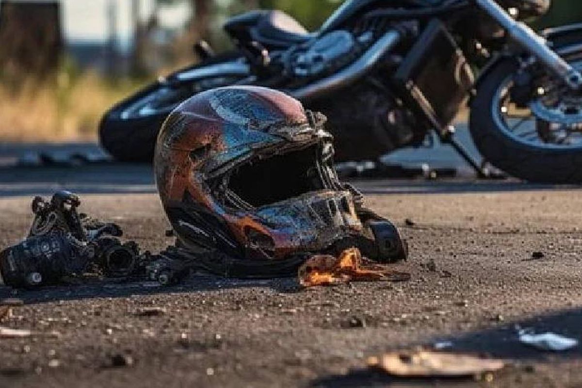 Pengendara Motor Luka Parah Usai Tabrak Mobil Parkir di Samarinda