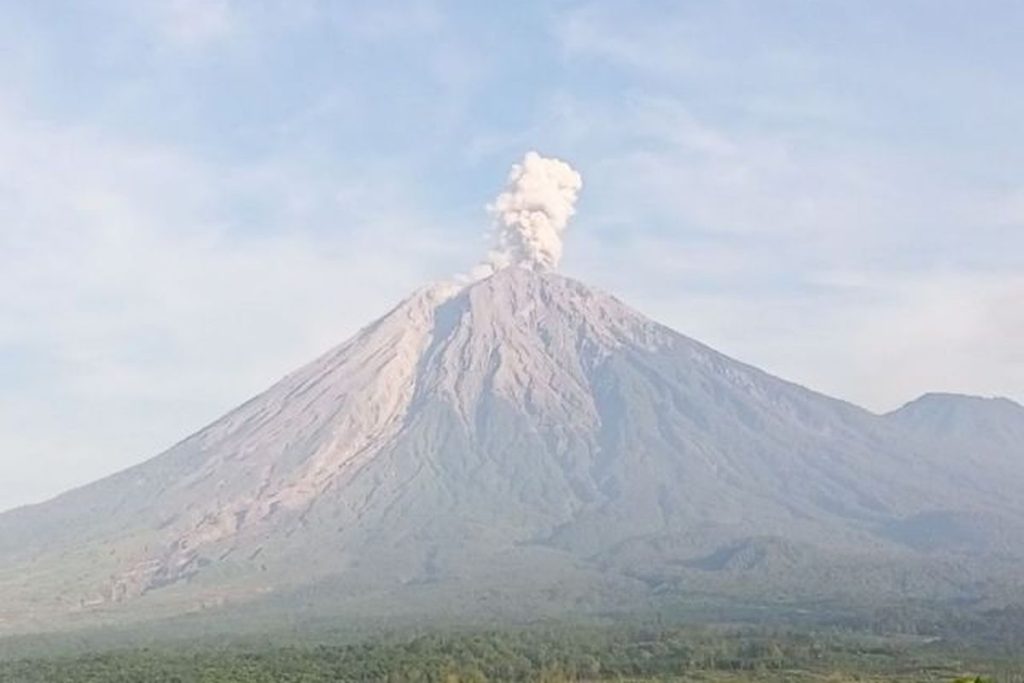Gunung Semeru Erupsi Tiga Kali, Kolom Abu Capai 1.000 Meter