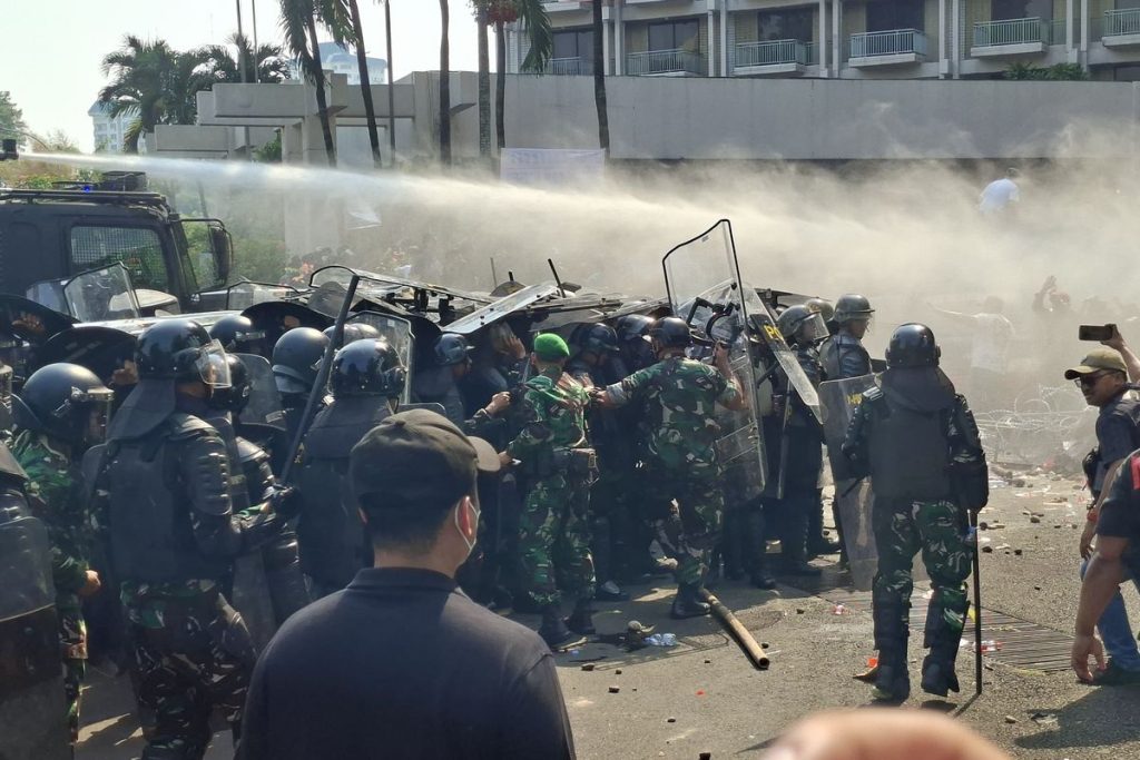 Bentrok Pecah Saat Penyitaan Hotel Sultan, Massa dan Aparat Berhadapan