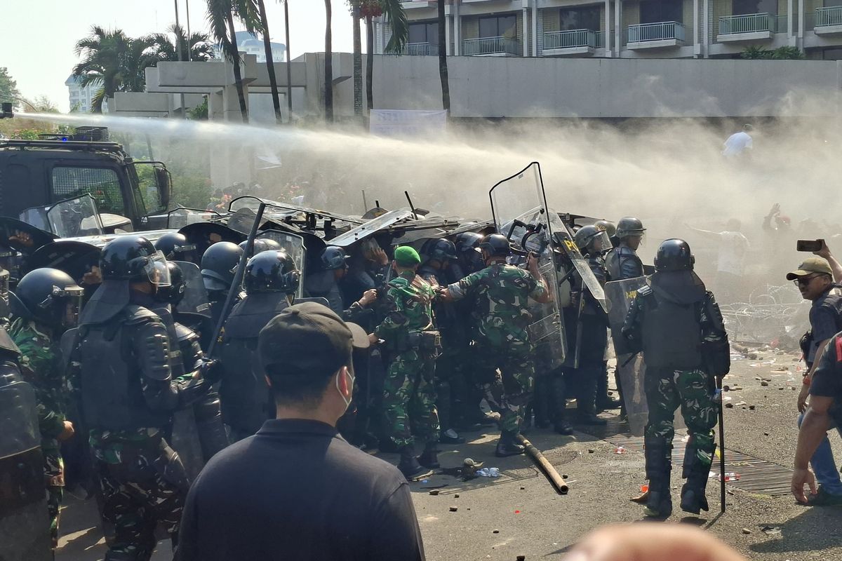 Bentrok Pecah Saat Penyitaan Hotel Sultan, Massa dan Aparat Berhadapan