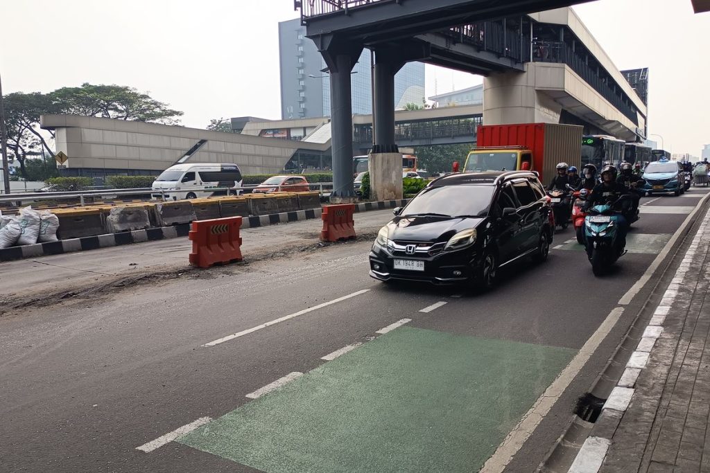 Bus Transjakarta Tabrak Separator, M.T. Haryono Lumpuh Sejak Subuh