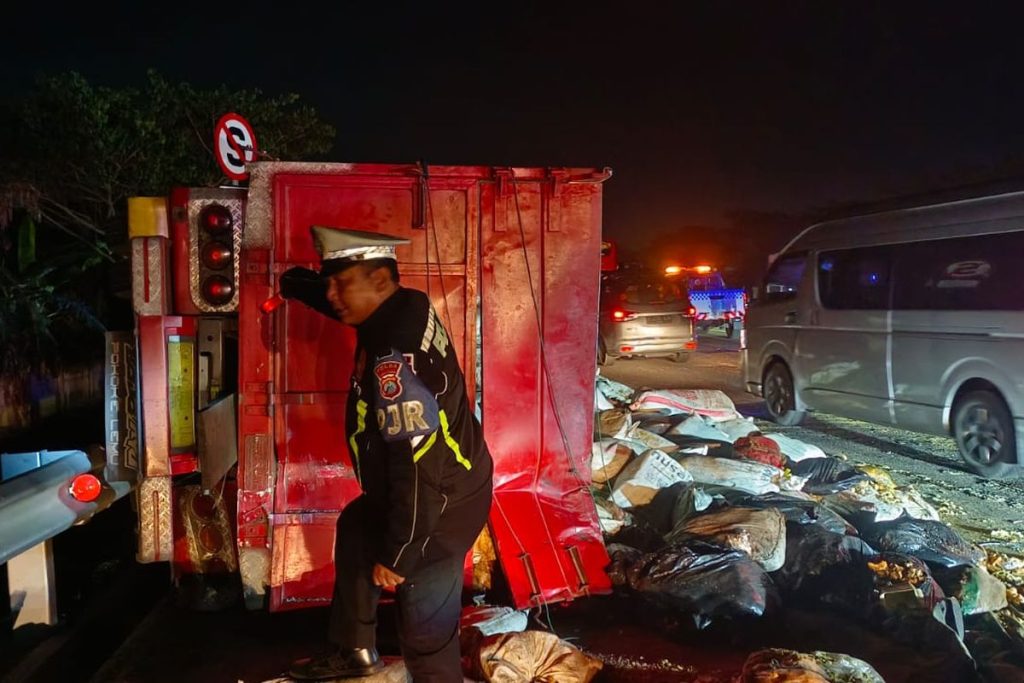 Bus Hantam Dump Truk di Tol Pasuruan, Muatan Roti Berserakan