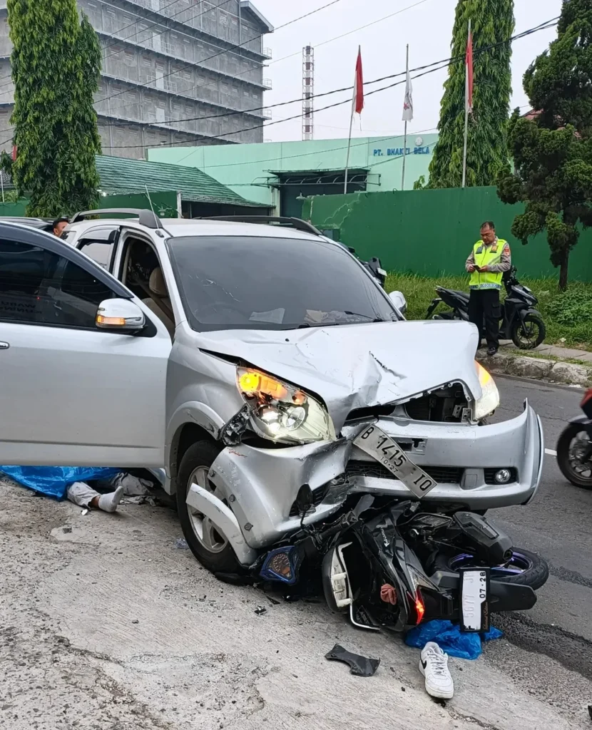 Pemotor Tewas Usai Bertabrakan dengan Toyota Rush di Jalan Tole Iskandar Depok