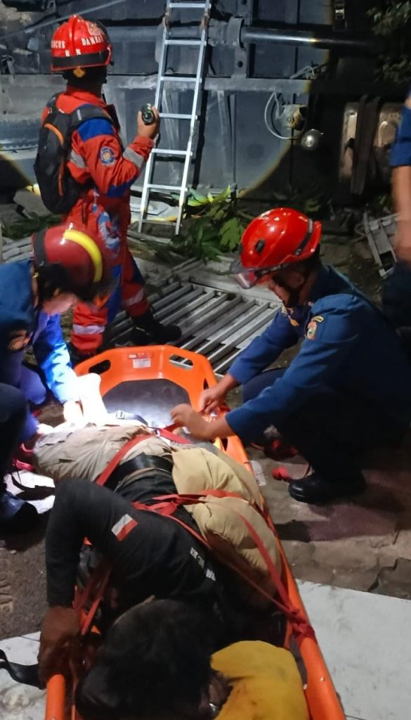 Sopir Truk Terjepit Berhasil Dievakuasi Usai Kecelakaan di Makassar