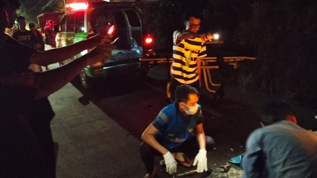 Pulang Kerja Diduga Mengantuk, Pemotor Tewas Tabrak Truk Mogok di Cerme