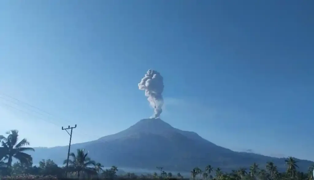 Gunung Lewotobi Laki-laki Erupsi, Warga Diminta Jauhi Radius 5 Kilometer