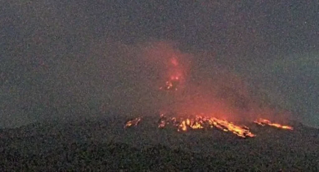 Gunung Merapi Kembali Luncurkan Lava Pijar hingga 1,8 Kilometer