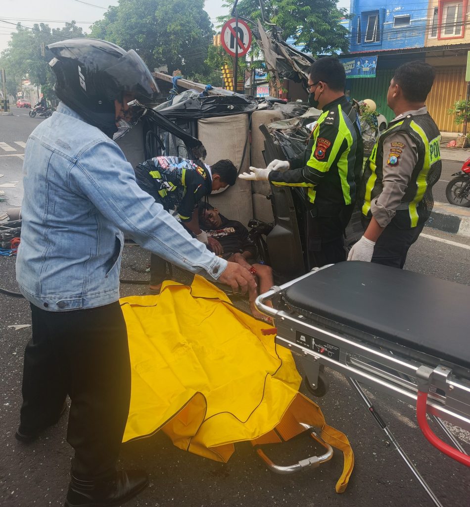 Kecelakaan Pagi Hari di Nganjuk, Polisi dan Warga Lakukan Evakuasi Cepat