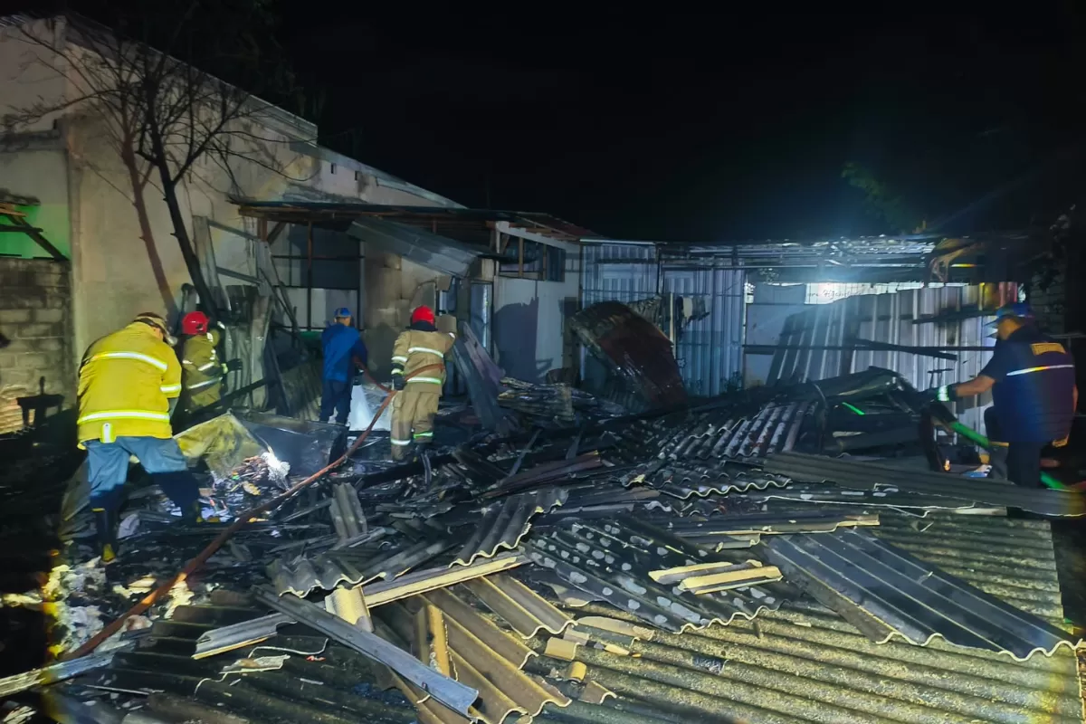 Diduga Korsleting Listrik, Warung Kopi Asem Banyuwangi Hangus Terbakar