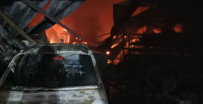 Kebakaran Gudang Alkes di Jakarta Barat, 4 Pekerja Berhasil Dievakuasi