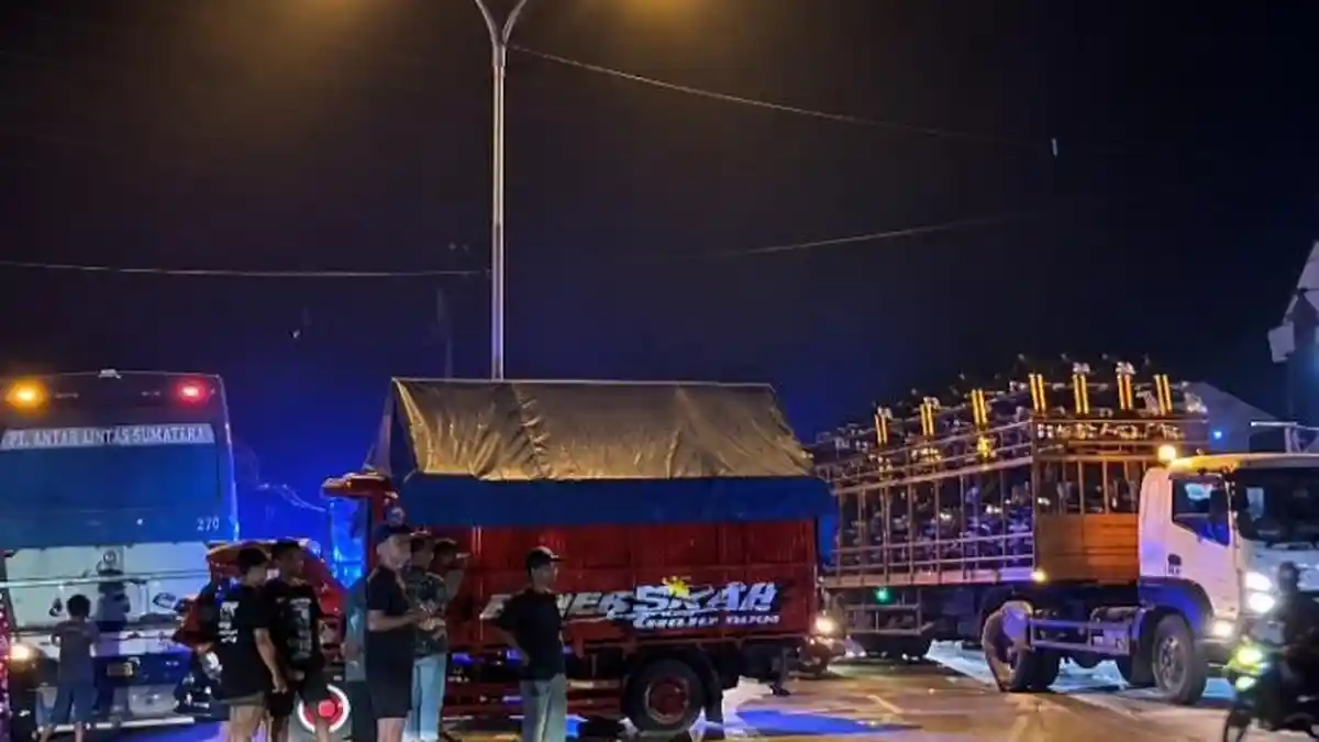 Sopir Mengantuk Diduga Picu Tabrakan Beruntun Tiga Truk di Lamongan