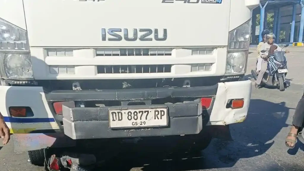 Diduga Pindah Lajur, Pengendara Motor Tewas Terlindas Truk Kontainer di Maros