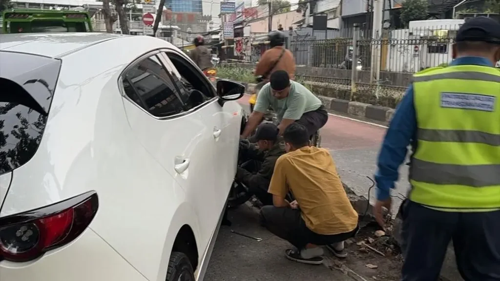 Mobil Tabrak Separator di Kebayoran Lama, Arus Pondok Indah-Kebayoran Baru Padat