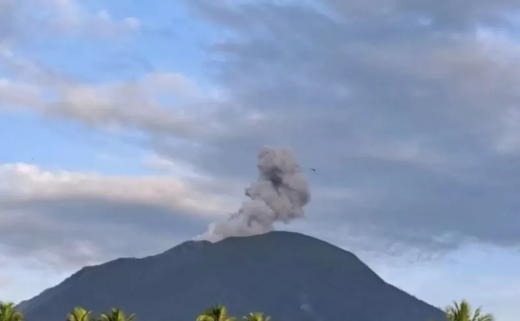 Gunung Ibu Kembali Erupsi, 37 Letusan Terjadi dalam Sepekan