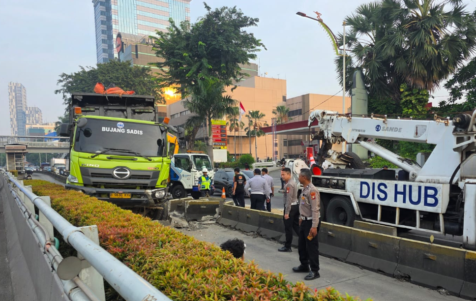 Truk Tabrak Separator Busway di MT Haryono, Arus Lalu Lintas Lumpuh