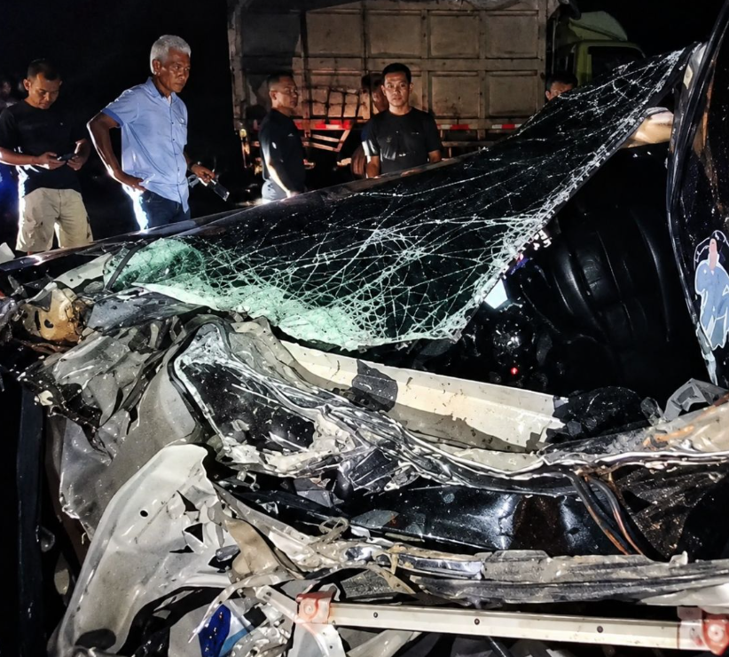 Truk Terparkir Ditabrak Innova, Polisi Dalami Penyebab Kecelakaan di Bone