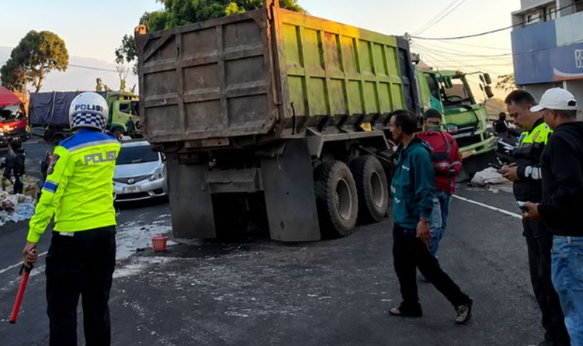 Diduga Keluar Jalur, Dua Truk Bertabrakan di Malangbong Garut
