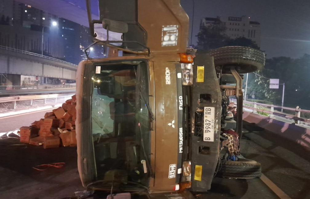 Truk Terguling di Tol Tomang Arah Semanggi, Lalu Lintas Sempat Terganggu