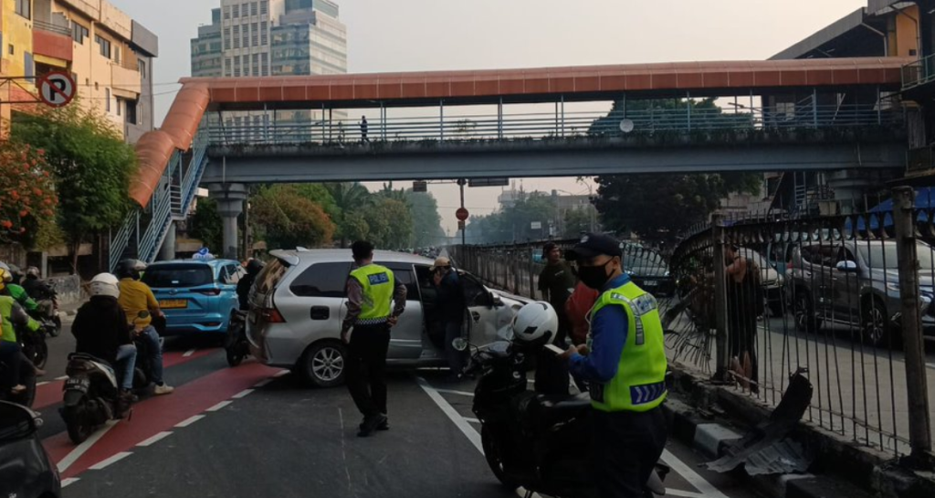Minibus Tabrak Pagar di Pasar Senen, Evakuasi Cepat Cegah Kemacetan