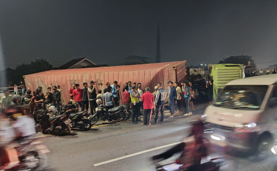 Polisi Selidiki Penyebab Truk 27 Ton Terguling di Flyover Kranji