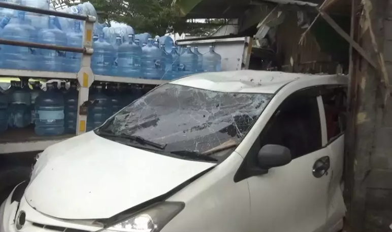 Truk Air Mineral Tabrak Minibus di Bambanglipuro, Lima Orang Terluka