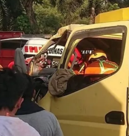Truk Tabrak Rambu di Terminal Mangkang, Sopir Diduga Mengantuk