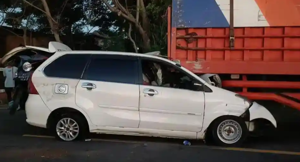 Xenia Angkut Tiga Motor Hantam Truk Rusak di Parepare, Tiga Orang Luka Berat