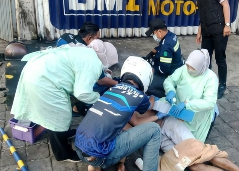 Diduga Mengantuk, Pemotor Tabrak Truk Parkir di Lawang