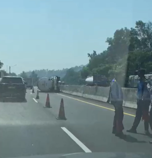 Truk Tangki Terguling di Tol Purbaleunyi, Arus ke Jakarta Macet 1 Kilometer