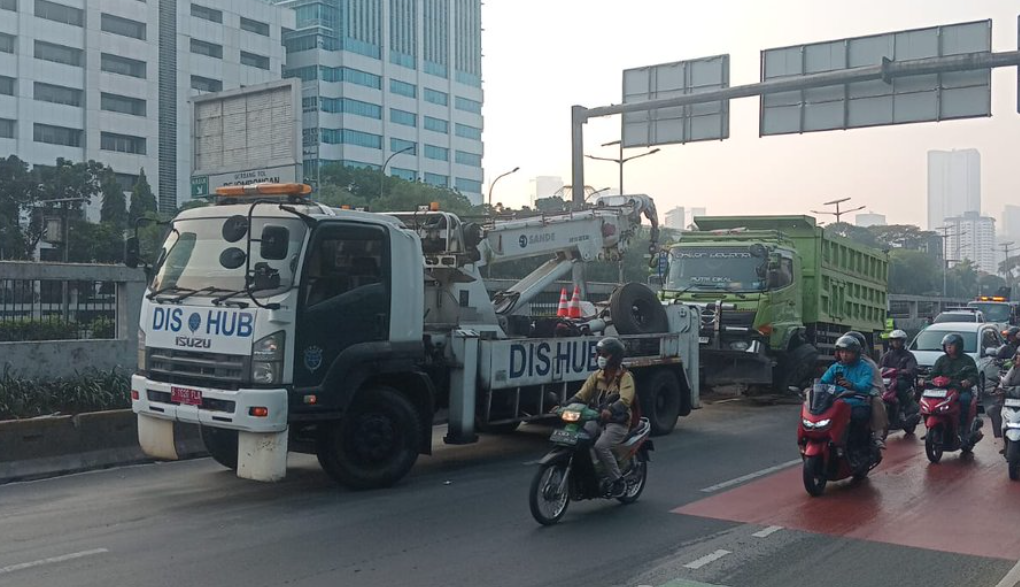 Truk Pengangkut Tanah Melintang Usai Hantam Separator Busway