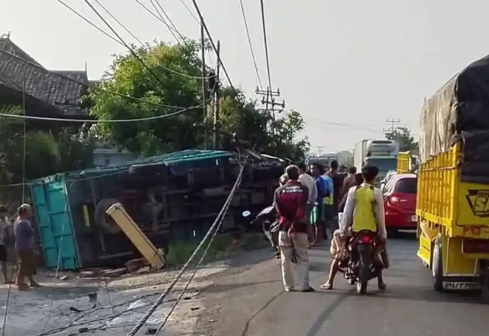 Truk Terbalik di Jalintim OI, Macet 1 Kilometer dan Listrik Padam