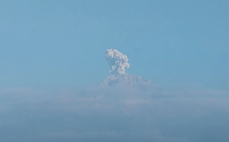 Gunung Erupsi Semeru Pagi Ini, Warga Diminta Jauhi Zona Bahaya 13 Kilometer