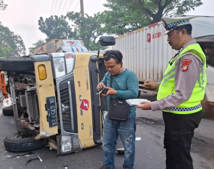 Truk Ekspedisi Terguling di Daan Mogot, Lalu Lintas Sempat Tersendat