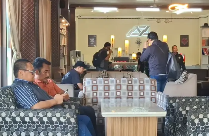 Kortas Tipikor Polri Geledah AZ Cafe Juanda, Rekaman CCTV Diamankan