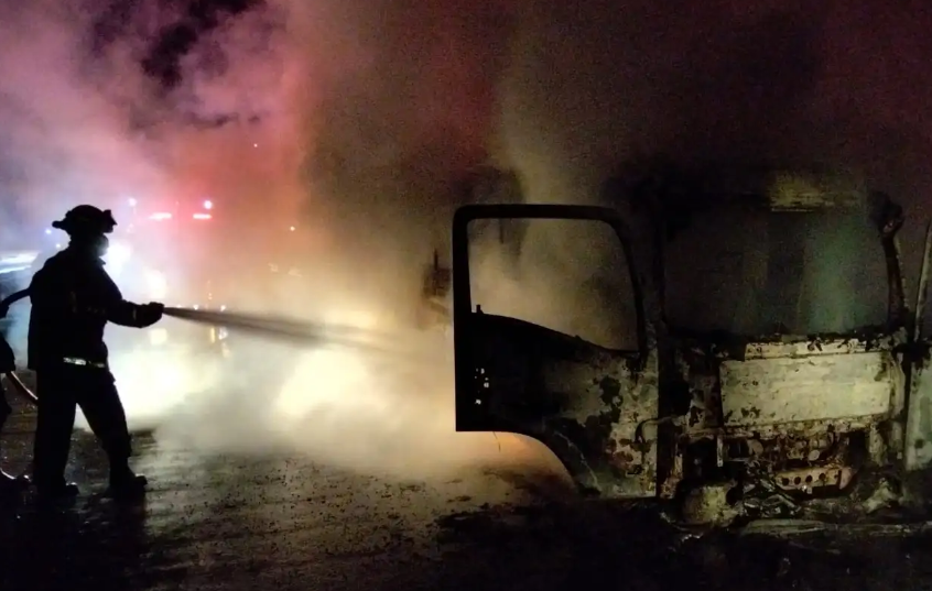 Elf Berpenumpang 11 Orang Ludes Terbakar di Tol Ngawi-Solo, Seluruh Penumpang Selamat