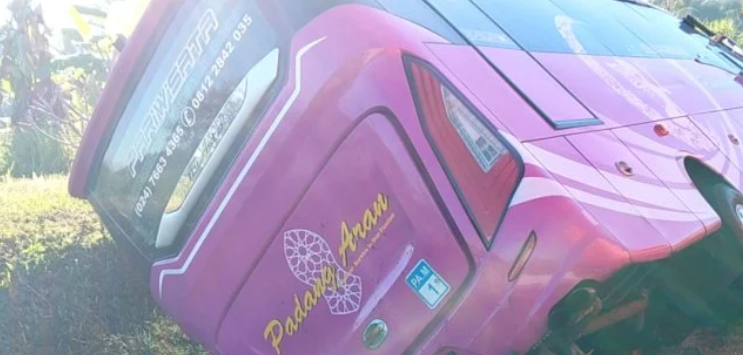 Bus Rombongan Piknik Terjun ke Parit Tol Semarang-Solo, 2 Penumpang Tewas