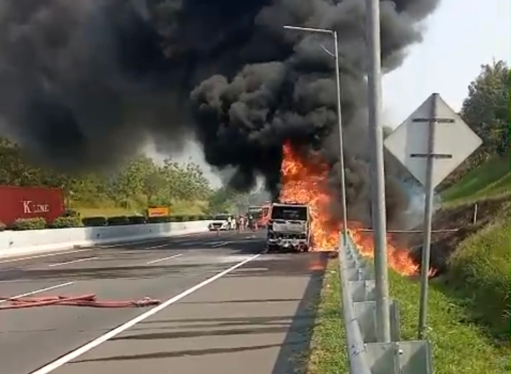 Senggolan Dua Kendaraan Berat Picu Kebakaran Truk Tangki di Tol Cipali