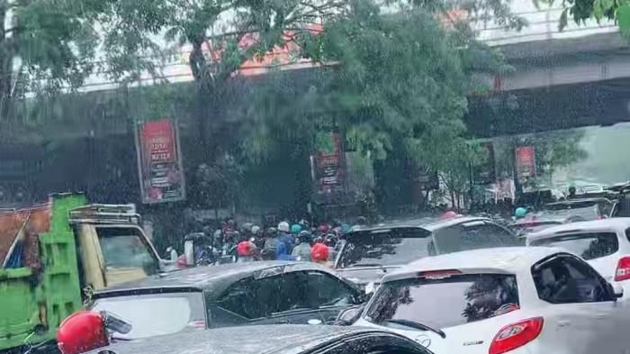 Banjir Rendam Kawasan Bawah Tol Simo, Arus Lalu Lintas Tersendat